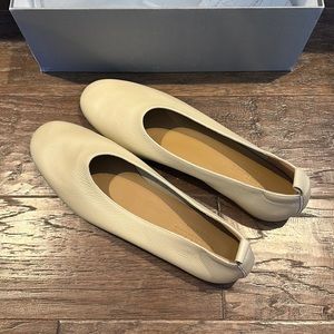 EVERLANE ITALIAN LEATHER DAY GLOVE FLATS IN CREAM